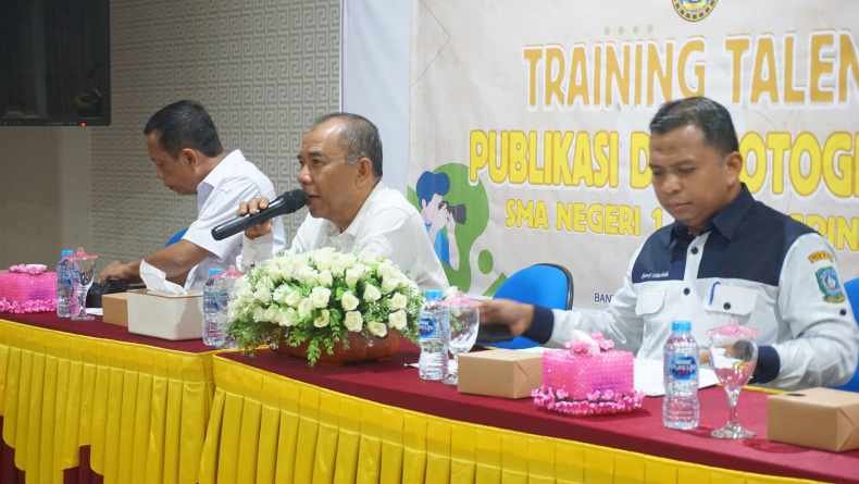 Kepala Sekolah SMA Negeri 1 Tanjungpinang Daman Huri, S.Pd.Kim., M.M. sedang memberikan sambutan.